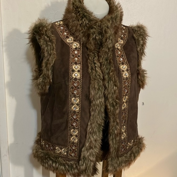 Regent Park faux fur vest with faux rhinestones Large - Picture 1 of 12